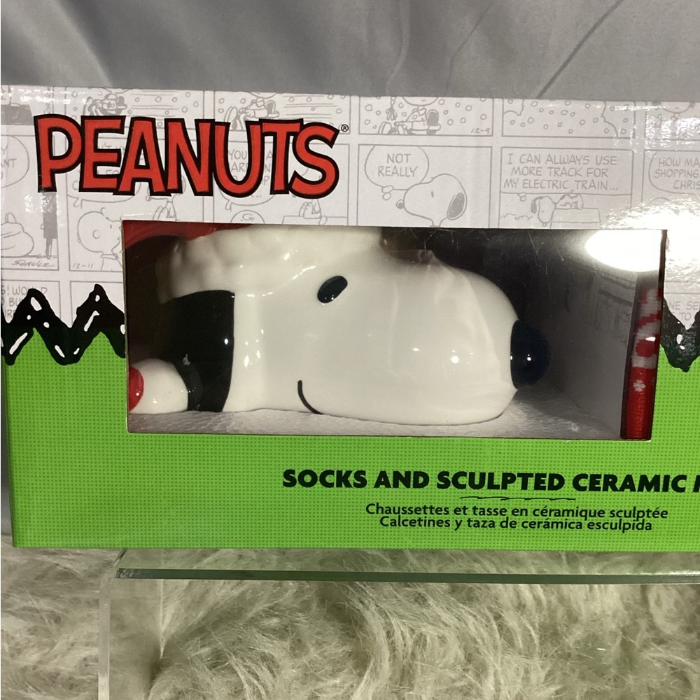 Bioworld Peanuts Snoopy 14oz Sculpted Mug & 8 Pair Crew Socks Christmas Gift Set - Picture 3 of 13
